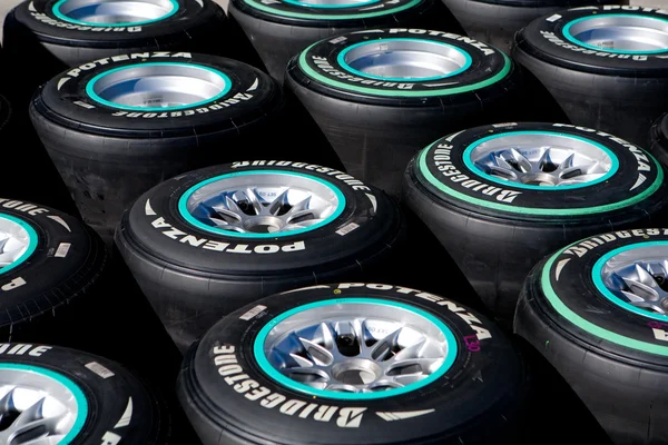 Neumáticos F1 listos para usar en los pozos — Foto de Stock
