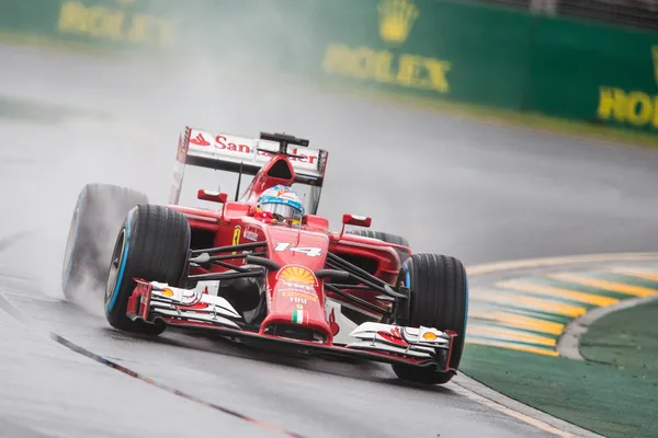 Ferrari F1 equipo en acción en el húmedo en el Gran Premio de Australia Imagen de archivo