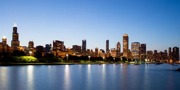 Skyline van Chicago in de schemering — Stockfoto