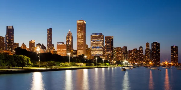 Chicago skyline i skumringen - Stock-foto