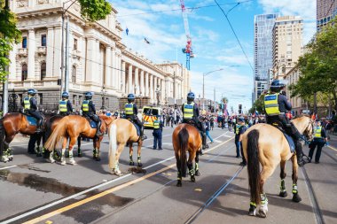 Avustralyalılar Zorunlu COVID-19 Aşılarına Karşı Dünya Çapında Özgürlük Yürüyüşü 'nün Bir parçası Olarak Protesto Etti