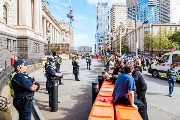 Manifestation des Australiens dans le cadre du "Rassemblement mondial pour la liberté" contre les vaccins obligatoires COVID-19 — Photo