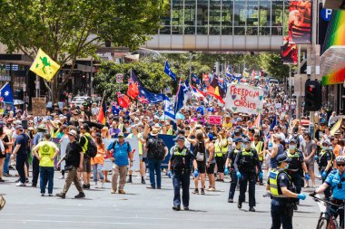 Avustralyalılar COVID-19 Aşılarına Karşı Protesto Ettiler