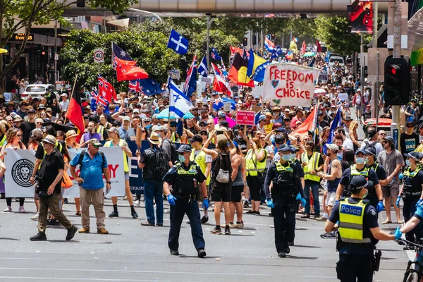 Australiska medborgare protesterar mot obligatoriska COVID-19 vacciner — Stockfoto