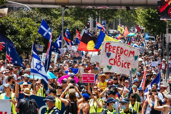 Avustralyalılar COVID-19 Aşılarına Karşı Protesto Ettiler