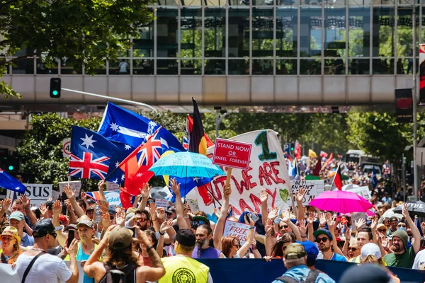 Avustralyalılar COVID-19 Aşılarına Karşı Protesto Ettiler