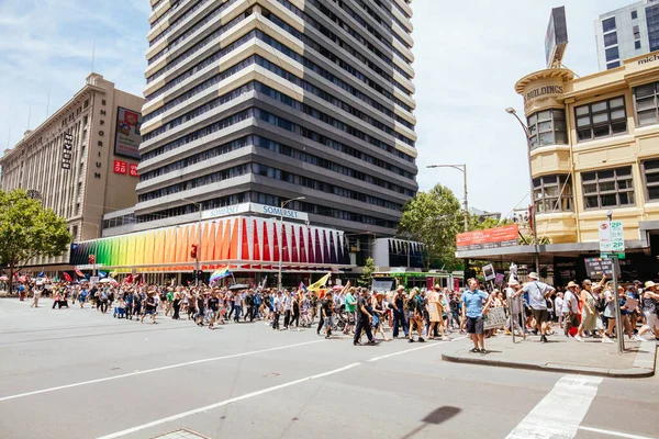 Manifestation des Australiens contre les vaccins obligatoires COVID-19 — Photo