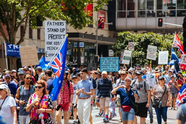 Avustralyalılar COVID-19 Aşılarına Karşı Protesto Ettiler