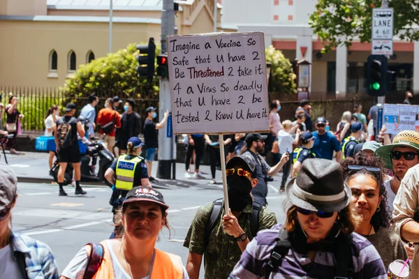 Avustralyalılar COVID-19 Aşılarına Karşı Protesto Ettiler