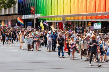 Avustralyalılar COVID-19 Aşılarına Karşı Protesto Ettiler