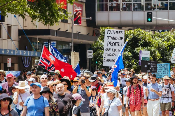 Australané protestují proti povinným vakcínám COVID-19 — Stock fotografie