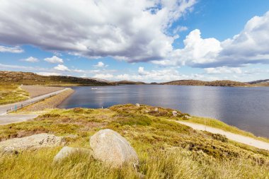 Falls Creek Avustralya yakınlarındaki Rocky Gölü 'nde yaz manzarası