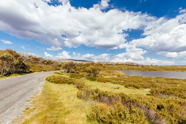 Falls Creek Avustralya yakınlarındaki Rocky Gölü 'nde yaz manzarası