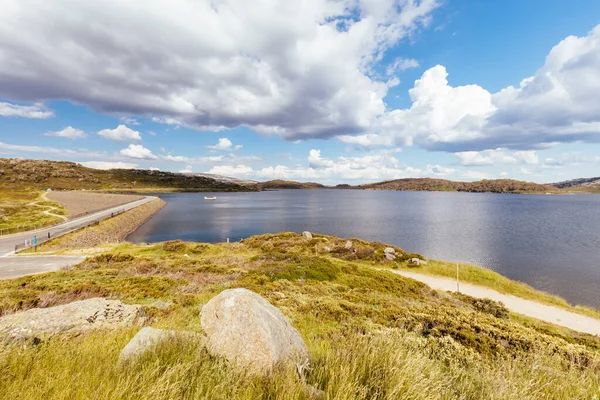 Falls Creek Avustralya yakınlarındaki Rocky Gölü 'nde yaz manzarası