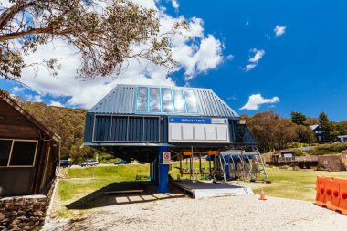 Yazın Avustralya 'da Falls Creek Köyü