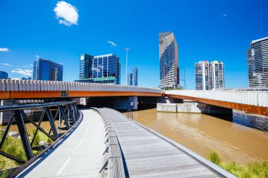 Melbourne Avustralya 'daki Rıhtım Yolları ve Yarra Nehri