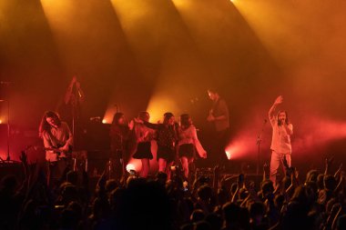 MELBOURNE, AUSTRALIA - 28 Mayıs: Avustralyalı müzik grubu Holy Holy 28 Mayıs 2022 tarihinde Melbourne, Avustralya 'daki The Forum Theatre' da 