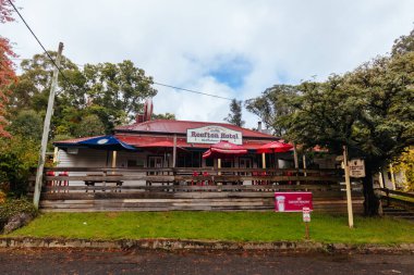 REEFTON, AUSTRALIA - 21 Nisan 2022: Victoria, Avustralya 'da Warburton ve Reefton yakınlarındaki McMahons Creek kasabasındaki ikonik Reefton Oteli ve barı