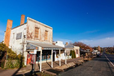 Malmsbury, Avustralya - 19 Haziran 2022: Victoria, Avustralya 'da güneşli bir kış sabahı Malmsbury' deki ana yol