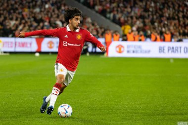 MELBOURNE, AUSTRALIA - 15 Temmuz 2022 tarihinde MCG 'de oynanan sezon öncesi dostluk maçında Manchester United takımından Zidane Iqbal, Melbourne Victory karşısında top koştu.