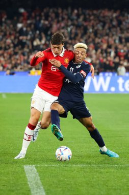 MELBOURNE, AUSTRALIA - 15 Temmuz 2022 'de MCG' de oynanan sezon öncesi dostluk maçında Melbourne Victory 'den Ben Folami, Manchester United' dan Victor Lindelof 'a karşı oynadı.