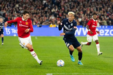 MELBOURNE, AUSTRALIA - 15 Temmuz 2022 'de MCG' de oynanan sezon öncesi dostluk maçında Melbourne Victory 'den Ben Folami, Manchester United' dan Victor Lindelof 'a karşı oynadı.