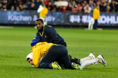 MELBOURNE, AUSTRALIA - 15 Temmuz 2022 tarihinde MCG 'de oynanan sezon öncesi dostluk maçında Melbourne Victory' nin Manchester United 'ı yenmesi gibi bir saha işgalcisi