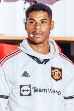 MELBOURNE, AUSTRALYA - 16 Temmuz: Manchester United 'dan Marcus Rashford, 16 Temmuz 2022' de Melbourne 'daki Federasyon Meydanı' nda bir dış görev kiti tanıtımında