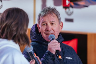 MELBOURNE, AUSTRALIA - 16 Temmuz: Manchester United eski kaptanı Bryan Robson, 16 Temmuz 2022 tarihinde Melbourne 'deki Federasyon Meydanı' nda düzenlenen bir tanıtım kiti tanıtımında