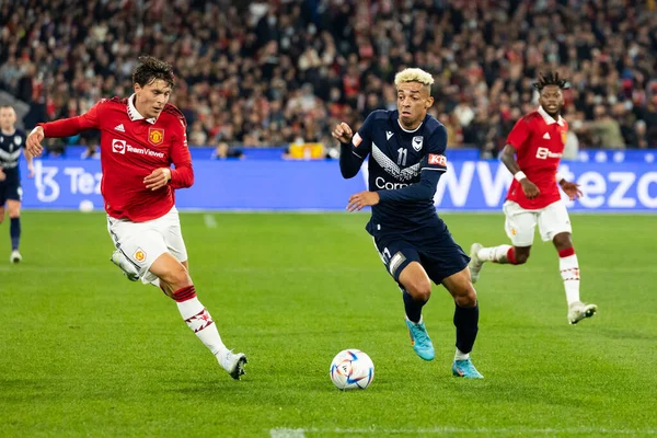MELBOURNE, AUSTRALIA - 15 Temmuz 2022 'de MCG' de oynanan sezon öncesi dostluk maçında Melbourne Victory 'den Ben Folami, Manchester United' dan Victor Lindelof 'a karşı oynadı.