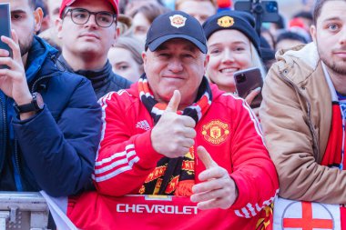 MELBOURNE, AUSTRALYA - 16 Temmuz 2022 'de Melbourne' deki Federasyon Meydanı 'nda Manchester United dış görev kiti tanıtım kiti hayranları