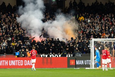 MELBOURNE, AUSTRALIA - 15 Temmuz 2022 tarihinde MCG 'de oynanan sezon öncesi dostluk maçında Melbourne Victory Manchester United ile oynarken taraftarlar fişekleri ateşledi.