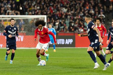MELBOURNE, AUSTRALIA - 15 Temmuz 2022 tarihinde MCG 'de oynanan sezon öncesi dostluk maçında Manchester United takımından Tahith Chong, Melbourne Victory karşısında top koştu.