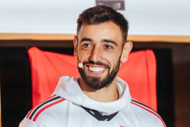 MELBOURNE, AUSTRALYA - 16 Temmuz 2022 'de, Manchester United' dan Bruno Fernandes, Melbourne 'daki Federasyon Meydanı' nda bir dış görev kiti tanıtımında