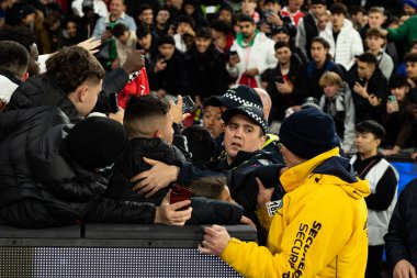 MELBOURNE, AUSTRALIA - 15 Temmuz 2022 tarihinde MCG 'de oynanan sezon öncesi futbol karşılaşmasında Melbourne Victory' nin Manchester United ile oynadığı maçta taraftarları zapt etmek için polis ve güvenlik mücadelesi
