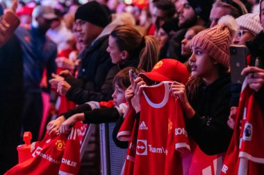 MELBOURNE, AUSTRALYA - 16 Temmuz 2022 'de Melbourne' deki Federasyon Meydanı 'nda Manchester United dış görev kiti tanıtım kiti hayranları