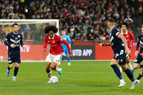MELBOURNE, AUSTRALIA - 15 Temmuz 2022 tarihinde MCG 'de oynanan sezon öncesi dostluk maçında Manchester United takımından Tahith Chong, Melbourne Victory karşısında top koştu.