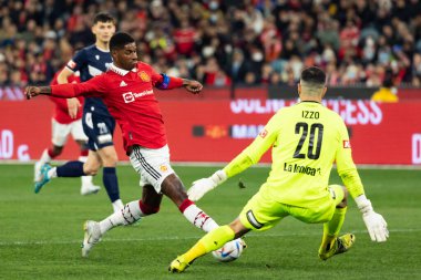MELBOURNE, AUSTRALIA - 15 Temmuz 2022 tarihinde MCG 'de oynanan sezon öncesi dostluk maçında Manchester United' tan Marcus Rashford topla koşuyor ve Melbourne Victory 'ye karşı sayı kaydediyor.