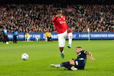 MELBOURNE, AUSTRALIA - 15 Temmuz 2022 'de MCG' de oynanan sezon öncesi dostluk maçında Melbourne Victory 'den Roderick Miranda, Manchester United ile mücadele etti.