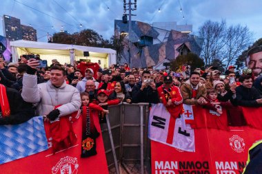 MELBOURNE, AUSTRALYA - 16 Temmuz 2022 'de Melbourne' deki Federasyon Meydanı 'nda Manchester United dış görev kiti tanıtım kiti hayranları