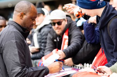 MELBOURNE, AUSTRALIA - 18 Temmuz 2022 tarihinde Melbourne 'da MCG' de sezon öncesi Manchester United ile karşılaşması öncesinde Kristal Saray Müdürü Patrick Viera ile taraftarlar arasında çıkan çatışma