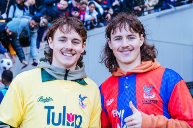 MELBOURNE, AUSTRALIA - 18 Temmuz 2022 tarihinde MCG 'de Manchester United ile sezon öncesi çarpışmaları öncesinde Crystal Palace treninde Archie ve Miles Shep ile röportaj yaptılar.