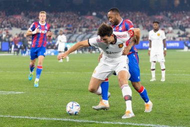 MELBOURNE, AUSTRALIA - 19 Temmuz 2022 'de MCG' de oynanan sezon öncesi arkadaşça futbol karşılaşmasında Manchester United 'dan Harry Maguire ile Crystal Palace' dan Jordan Ayew karşı karşıya geldi.