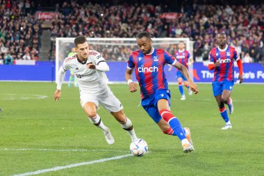 MELBOURNE, AUSTRALIA - 19 Temmuz 2022 tarihinde MCG 'de oynanan sezon öncesi dostluk maçında Crystal Palace' dan Jordan Ayew Manchester United ile top mücadelesi verdi.