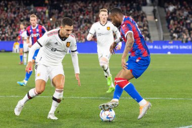 MELBOURNE, AUSTRALIA - 19 Temmuz 2022 tarihinde MCG 'de oynanan sezon öncesi dostluk maçında Crystal Palace' dan Jordan Ayew Manchester United ile top mücadelesi verdi.