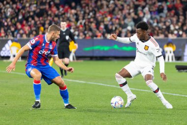MELBOURNE, AUSTRALIA - 19 Temmuz 2022 'de MCG' de oynanan sezon öncesi dostluk maçında Crystal Palace 'dan Daniel Quick, Manchester United' dan Anthony Elanga 'ya karşı oynadı.