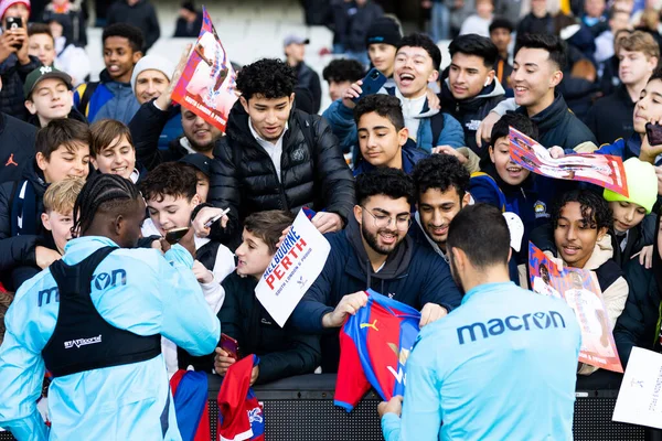 MELBOURNE, AUSTRALYA - 18 Temmuz 2022 'de Melbourne' da MCG 'de Manchester United ile sezon öncesi çarpışmaları öncesinde Crystal Palace antrenmanı yapan taraftarlar
