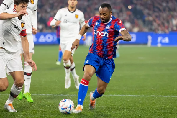 MELBOURNE, AUSTRALIA - 19 Temmuz 2022 'de MCG' de oynanan sezon öncesi arkadaşça futbol karşılaşmasında Manchester United 'dan Harry Maguire ile Crystal Palace' dan Jordan Ayew karşı karşıya geldi.