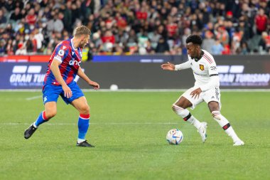 MELBOURNE, AUSTRALIA - 19 Temmuz 2022 'de MCG' de oynanan sezon öncesi dostluk maçında Crystal Palace 'dan Daniel Quick, Manchester United' dan Anthony Elanga 'ya karşı oynadı.