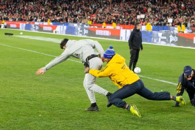 MELBOURNE, AUSTRALIA - 19 Temmuz 2022 'de MCG' de oynanan sezon öncesi dostluk maçında Crystal Palace Manchester United 'la oynarken, saha işgalcisi